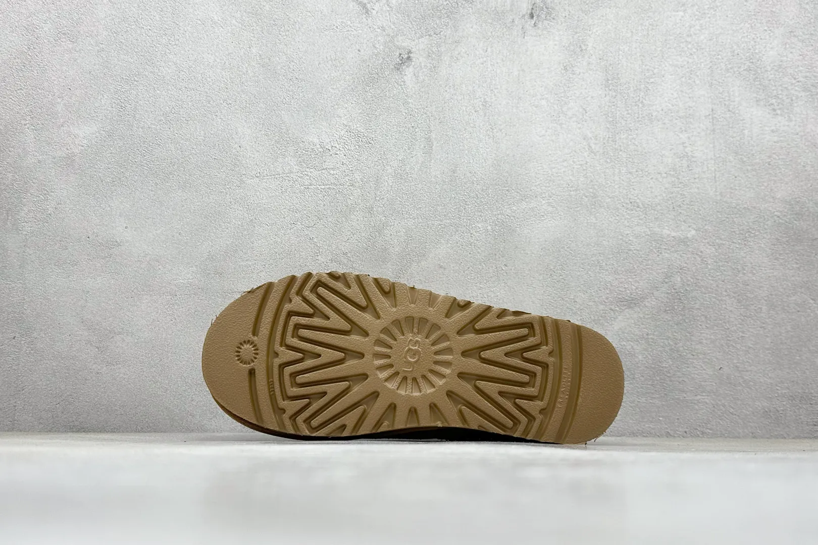 🐲💰 520 support store UGG Tasman ethnic style half slippers, Xiaohongshu hot style. This style is conceived based on the colorful traditional Chinese costume culture, exquisite craftsmanship, unique style and unique style. It fully demonstrates the style of this nation and has become the most popular fashion element in the world! Sheep fur is integrated with high quality to keep warm and lock in heat. Made of TPU molded suede upper material. Built-in artificial curly wool plush lining and insole. Choose 10mm UGGPURE™ implanted wool lining and removable UGGPURE™ implanted wool insole. Item No.: 5955 Size: 35-44. It is recommended to choose one size larger.